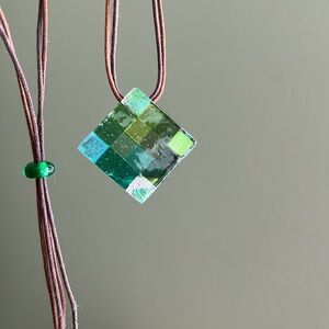 Aroma diffuser necklace glass green